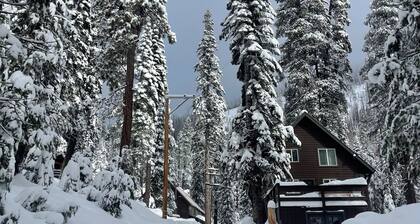 Cozy Mountain Retreat, 9 Min to Sierra Slopes, Sleeps 6