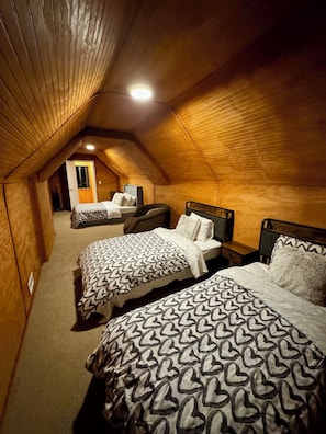 2 bedrooms, free WiFi, bed sheets - Cozy Mountain Retreat, 9 Min to Sierra Slopes, Sleeps 6 (Echo Lake)