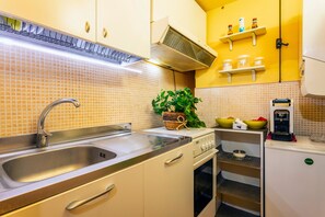 Refrigerador, horno, placa de cocina, cafetera/tetera