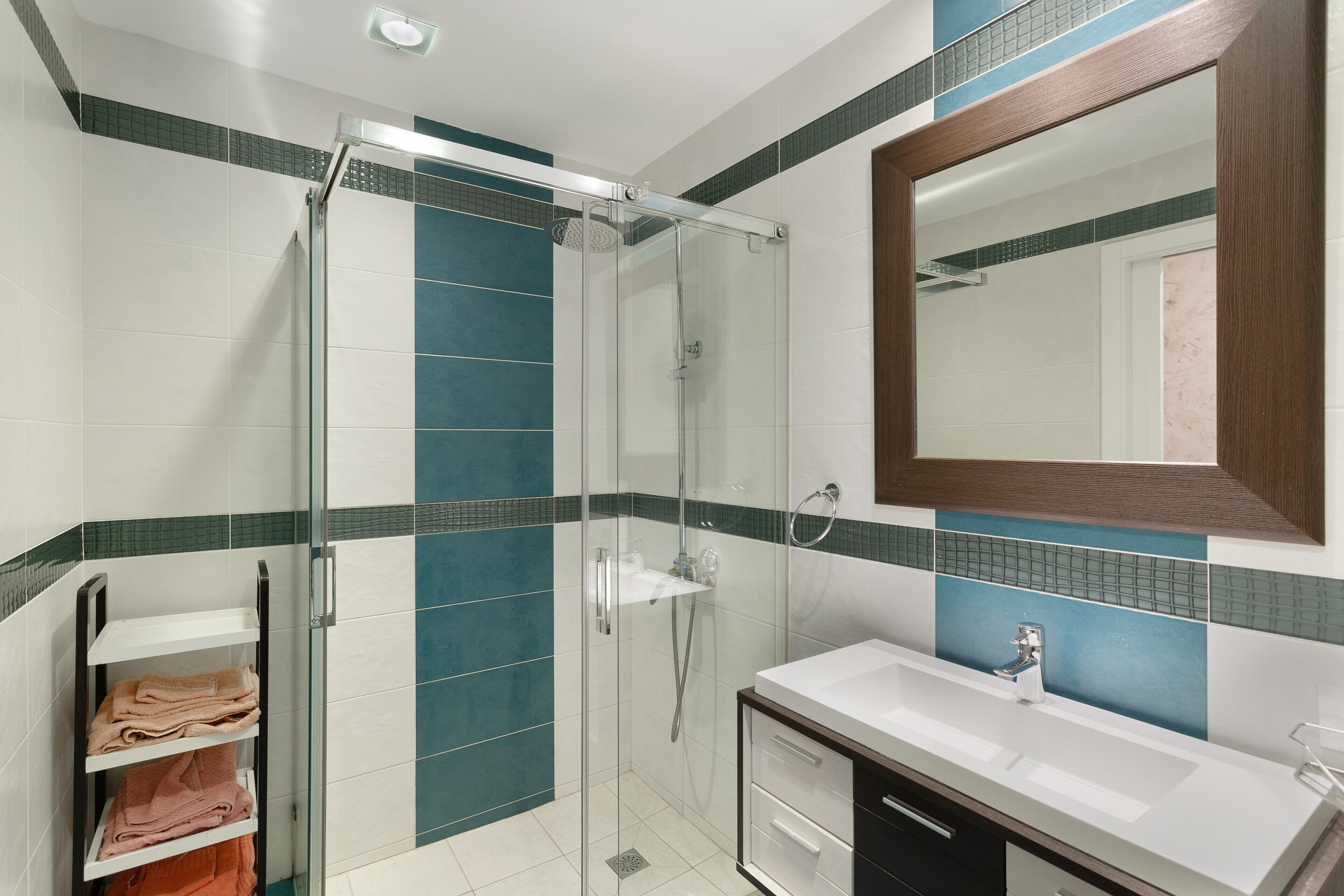 Douche, sèche-cheveux, serviettes fournies