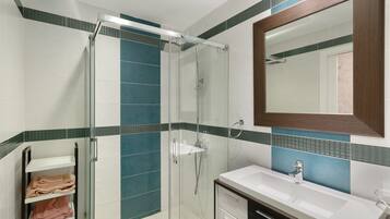 Douche, sèche-cheveux, serviettes fournies