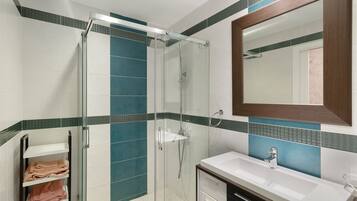 Een douche, een haardroger, handdoeken