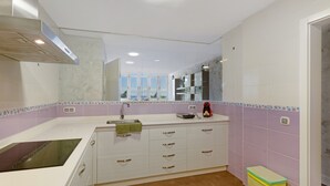 Un baño moderno con un espejo grande, un lavabo y un inodoro.