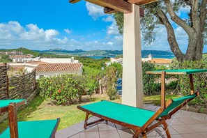 Terrace/patio - Villa 'Rosa' with Sea View, Shared Pool and Wi-Fi (Baja Sardinia)