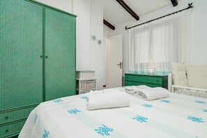 2 bedrooms, free WiFi, bed sheets - Villa 'Rosa' with Sea View, Shared Pool and Wi-Fi (Baja Sardinia)