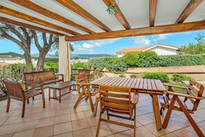 Outdoor dining - Villa 'Rosa' with Sea View, Shared Pool and Wi-Fi (Baja Sardinia)