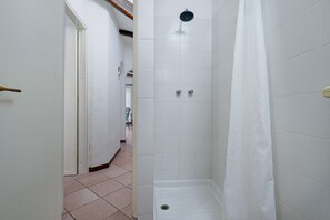 Shower, hair dryer, towels - Villa 'Rosa' with Sea View, Shared Pool and Wi-Fi (Baja Sardinia)