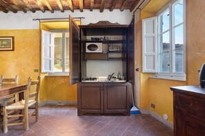Kühlschrank, Herdplatte, Wasserkocher mit Kaffee-/Teezubehör