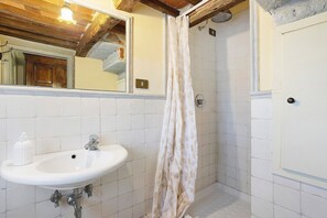 Douche, serviettes fournies