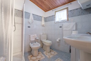 Een douche, een haardroger, handdoeken