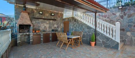 تناول الطعام بالخارج