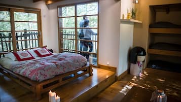 1 bedroom, bed sheets