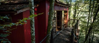 The Zen Cabin – Unique getaway perched 8m in the forest, suspended bridge, terrace and activities