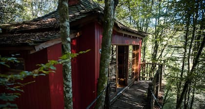 The Zen Cabin – Unique getaway perched 8m in the forest, suspended bridge, terrace and activities