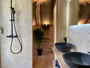 淋浴设施、吹风机、毛巾