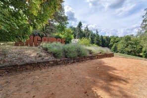 Property grounds - La Cabane Java – Romantic getaway in nature with private spa, terrace, and activities (Angoisse)