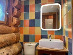 Shower, free toiletries - Log Cabin with Lake View – Nature Escape, Terrace, Canoe, and Activities (Angoisse)