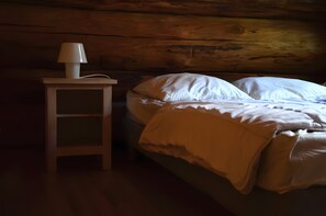 3 bedrooms, free WiFi, bed sheets - Log Cabin with Lake View – Nature Escape, Terrace, Canoe, and Activities (Angoisse)