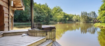 Log Cabin with Lake View – Nature Escape, Terrace, Canoe, and Activities