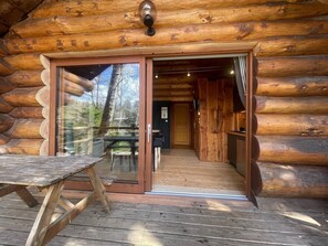 Outdoor dining - Log Cabin with Lake View – Nature Escape, Terrace, Canoe, and Activities (Angoisse)