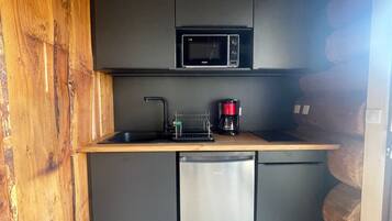 Réfrigérateur, micro-ondes, plaque de cuisson