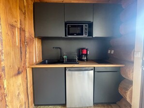 Réfrigérateur, four à micro-ondes, surface de cuisson