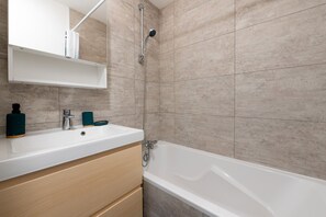 Een douche, een haardroger, handdoeken