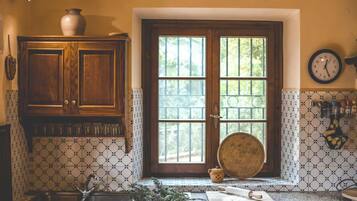 Frigorifero, forno, piano cottura, pentole/stoviglie/utensili