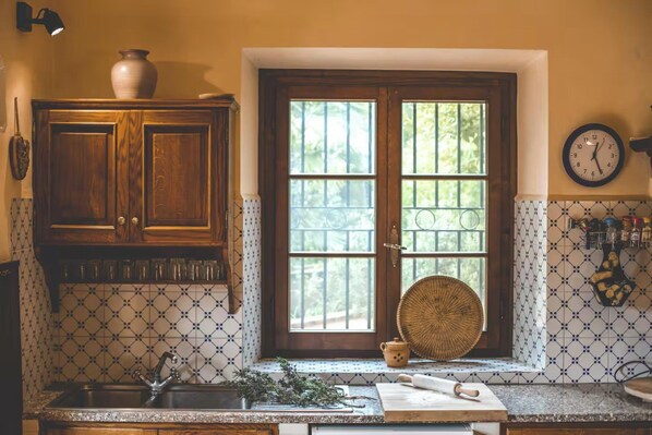 Fridge, oven, stovetop, cookware/dishes/utensils - Villa Luciana, with Outdoor Pool and Spa (Capannori)