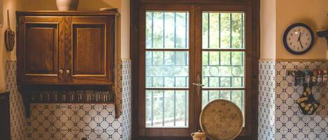 Réfrigérateur, un four, surface de cuisson, vaisselle et ustensiles