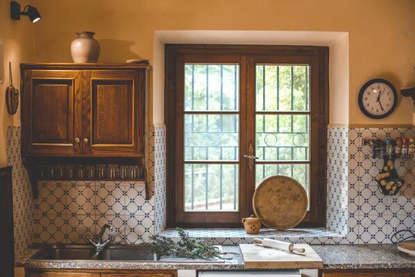 Fridge, oven, stovetop, cookware/dishes/utensils