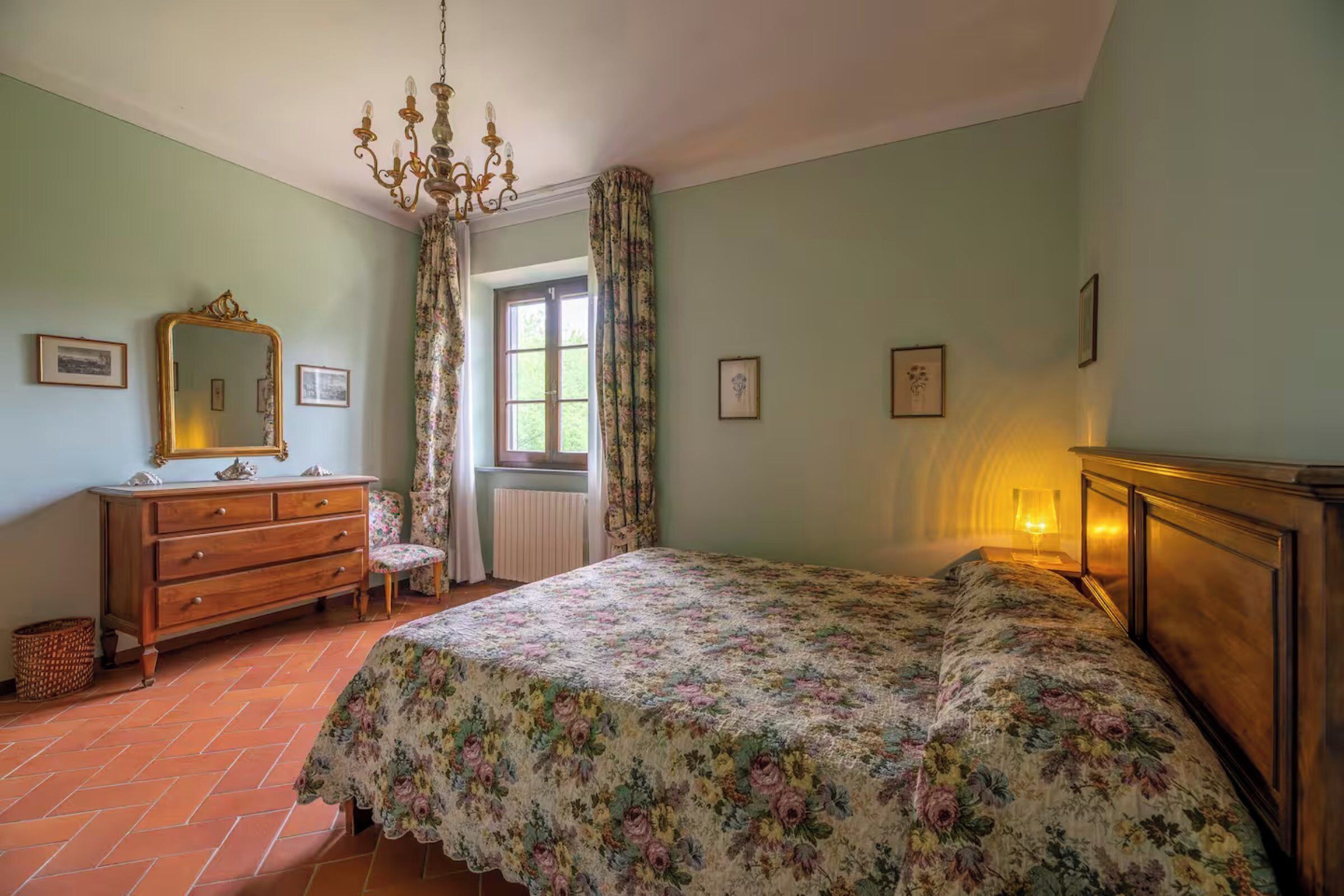 6 bedrooms, iron/ironing board, free WiFi