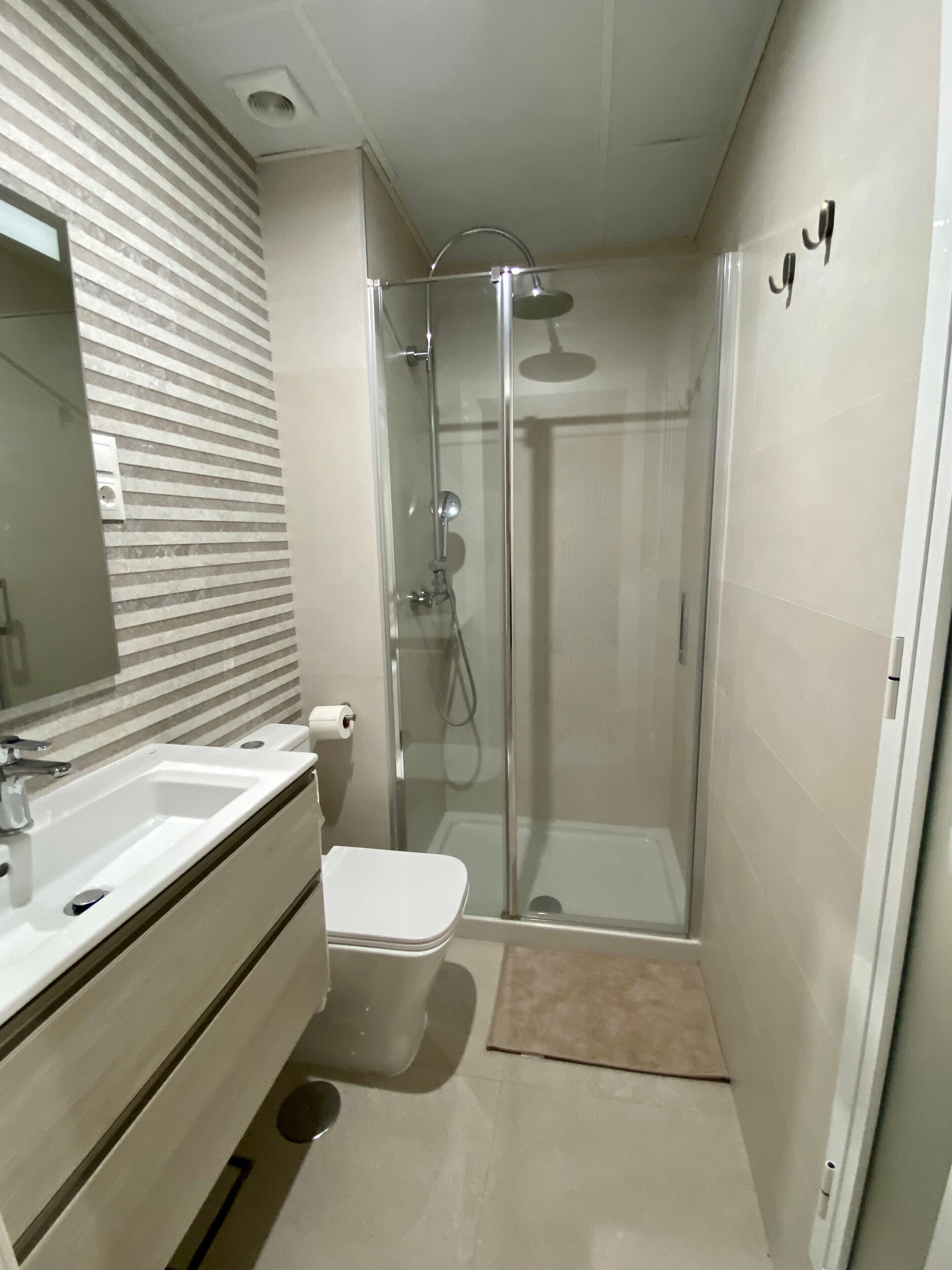 Een douche, een haardroger, handdoeken