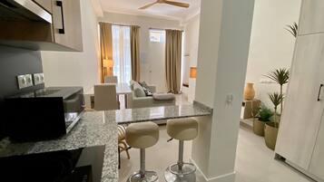 Een koelkast, een microgolfoven, een oven, een kookplaat