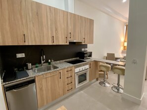 Refrigerador, microondas, horno, placa de cocina