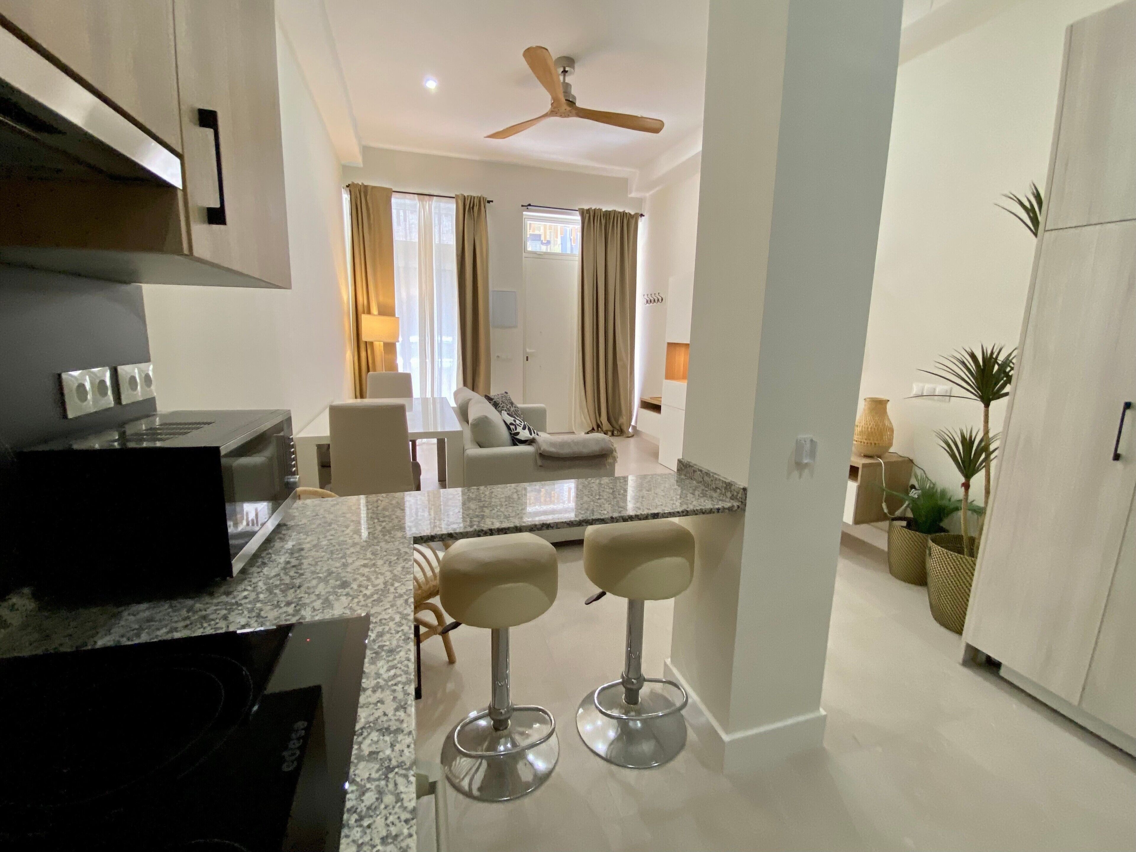 Kylskåp, mikrovågsugn, ugn och spishäll