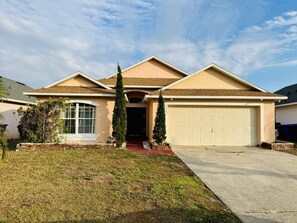 Exterior - Private Pool House With Lake View, Near all Famous Attractions!!! (Kissimmee)