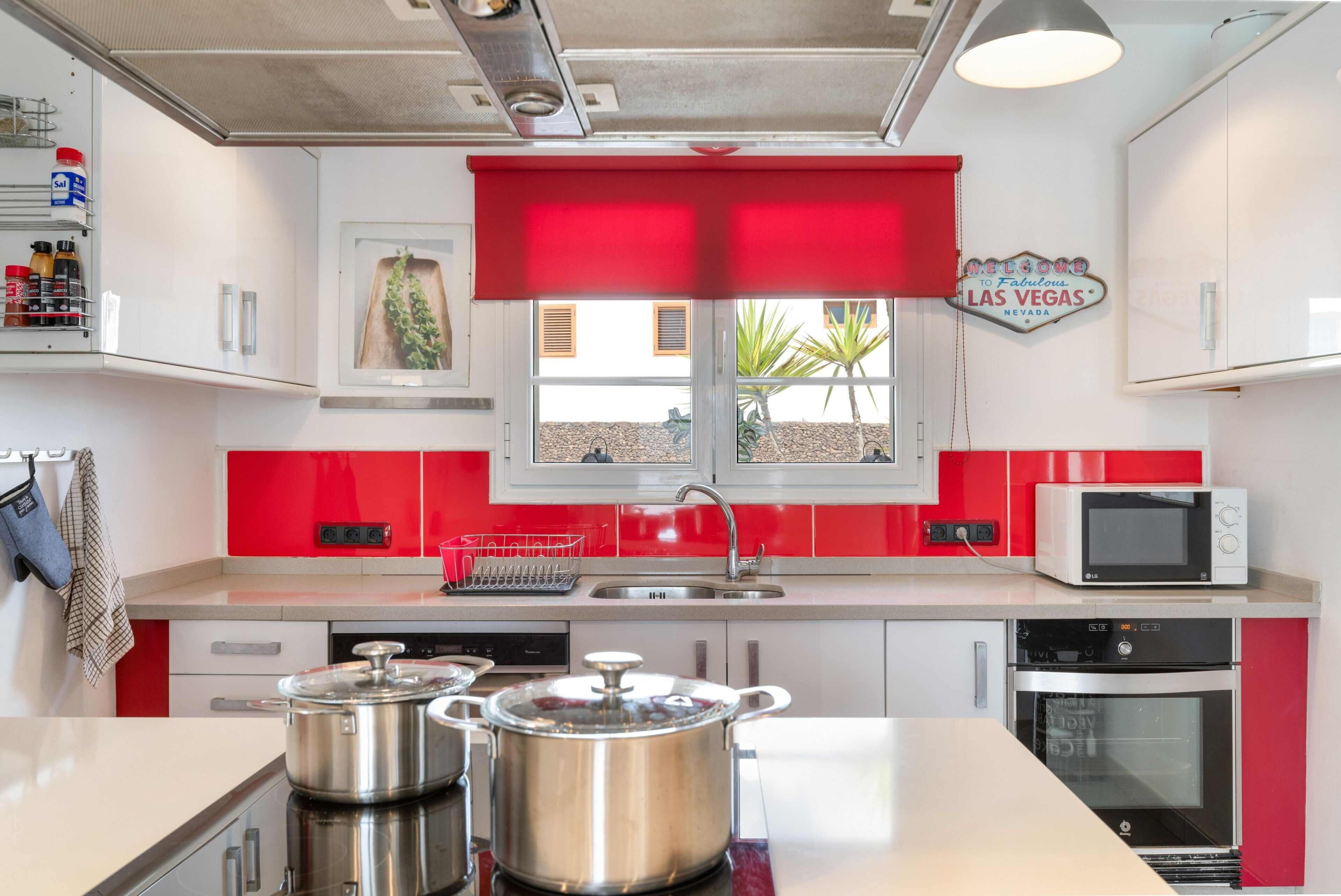 冷蔵庫、電子レンジ、オーブン、コンロ