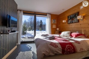 5 bedrooms, iron/ironing board, travel crib, free WiFi