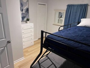 5 bedrooms, iron/ironing board, WiFi, bed sheets