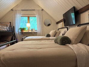3 bedrooms, desk, iron/ironing board, travel crib - Fox & Fern Lake Lodge: The Ultimate Waterfront Escape for Sun-Soaked Days (Wetmore)