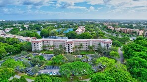 Exterior - Charming 2-bedroom condo in delightful Delray Beach with AC, WiFi (Delray Beach)