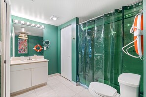 Haartrockner, Handtücher, Toilettenpapier