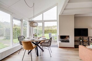 Dining - Crossbill I Chic Holiday Home with Wide Garden (Zwiggelte)