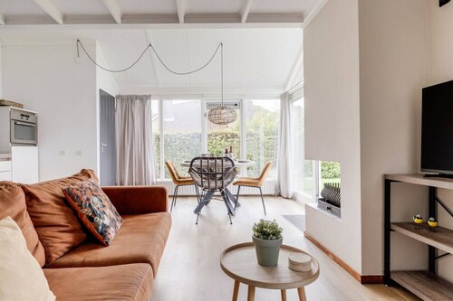 Crossbill I Chic Holiday Home with Wide Garden