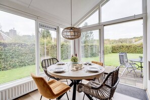 Dining - Crossbill I Chic Holiday Home with Wide Garden (Zwiggelte)