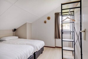 2 bedrooms, desk, WiFi, bed sheets