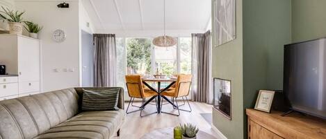 TV, fireplace, stereo