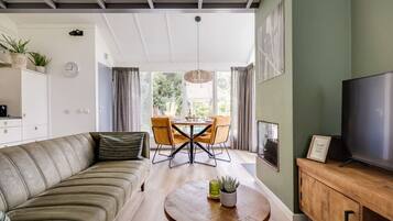 Una televisión, una chimenea, un reproductor estéreo