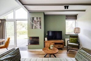 TV, fireplace, stereo